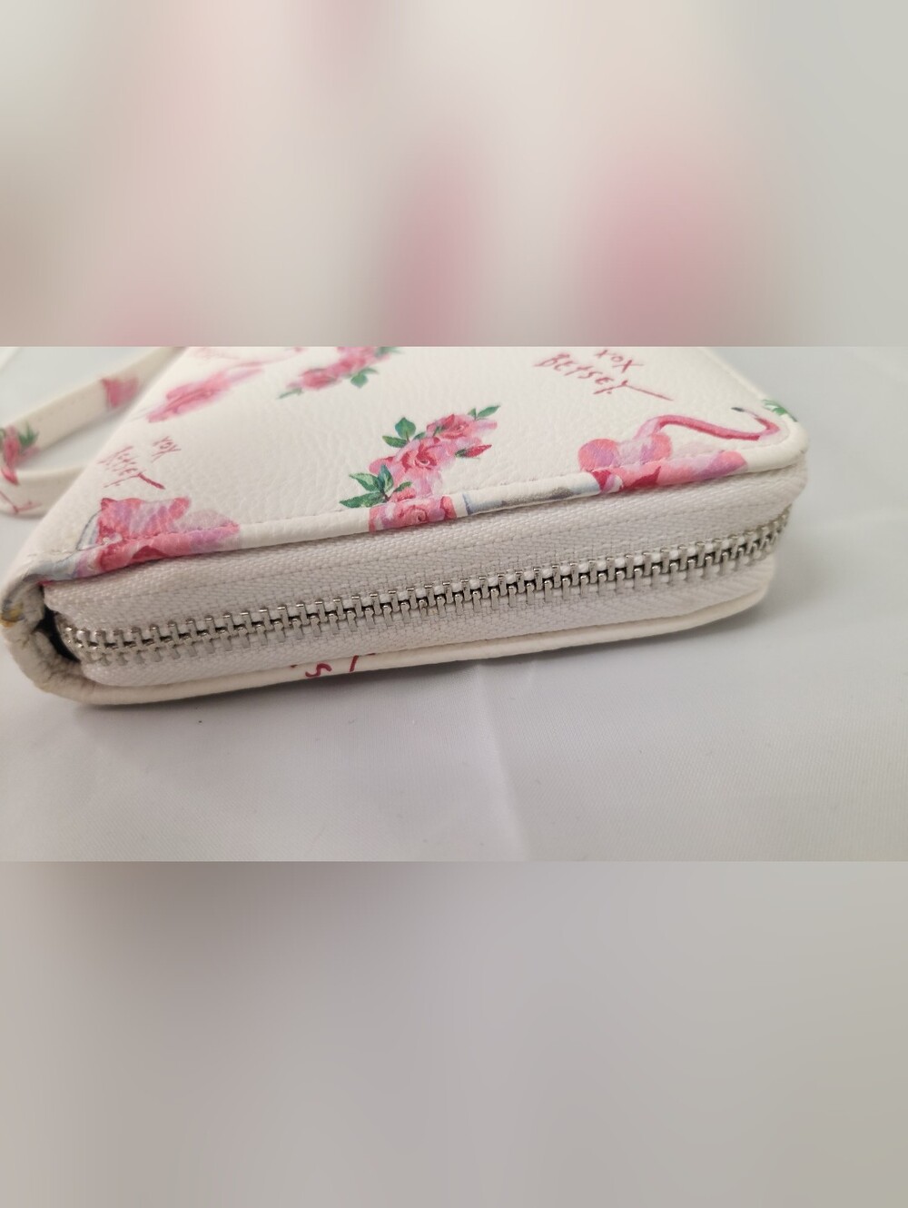 Betsey Johnson White and Pink Flamingo Wristlet Clutch Good Condition!! - Picture 6 of 8